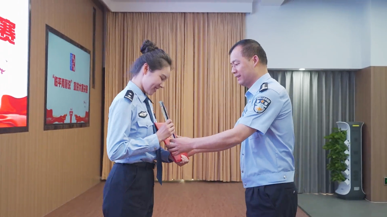 臨平分局黨委委員、政治處主任錢衛(wèi)龍為一等獎獲得者、交警大隊民警徐恬頒獎