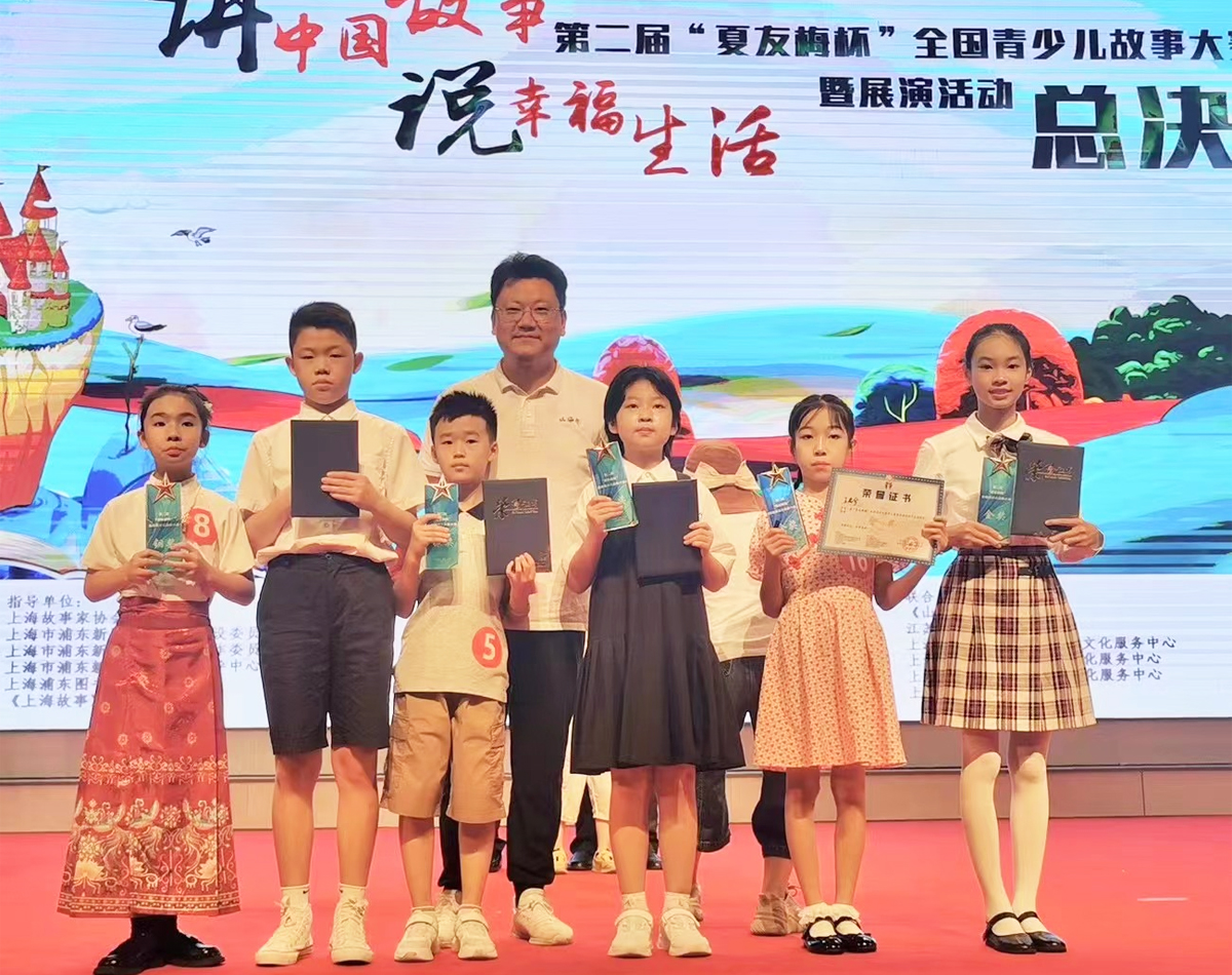 潘曉煒老師和浙江代表團(tuán)的參賽選手們合影