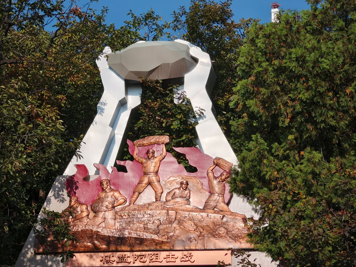 八路軍“狼牙山五壯士”棋盤陀峰戰斗雕塑