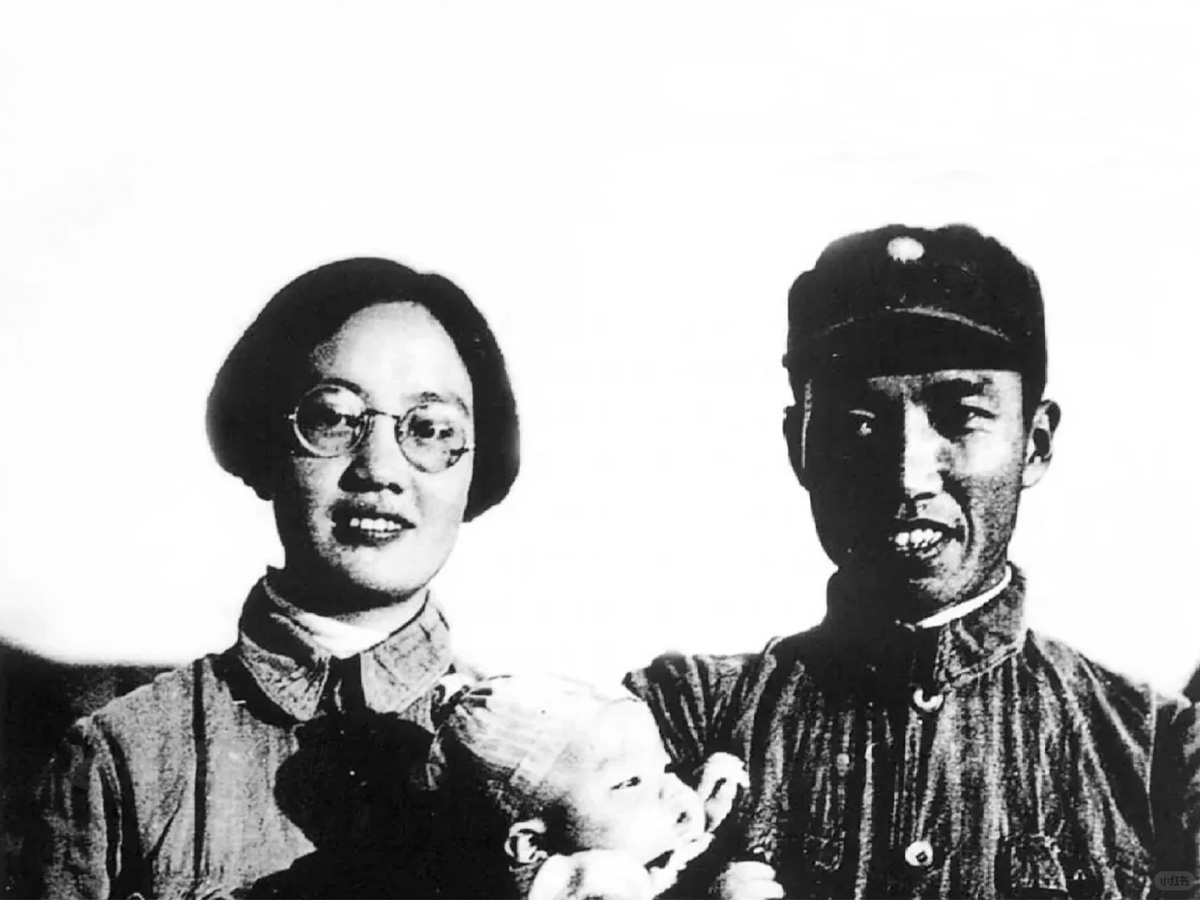 1940年8月30日左權和妻女拍攝的全家福